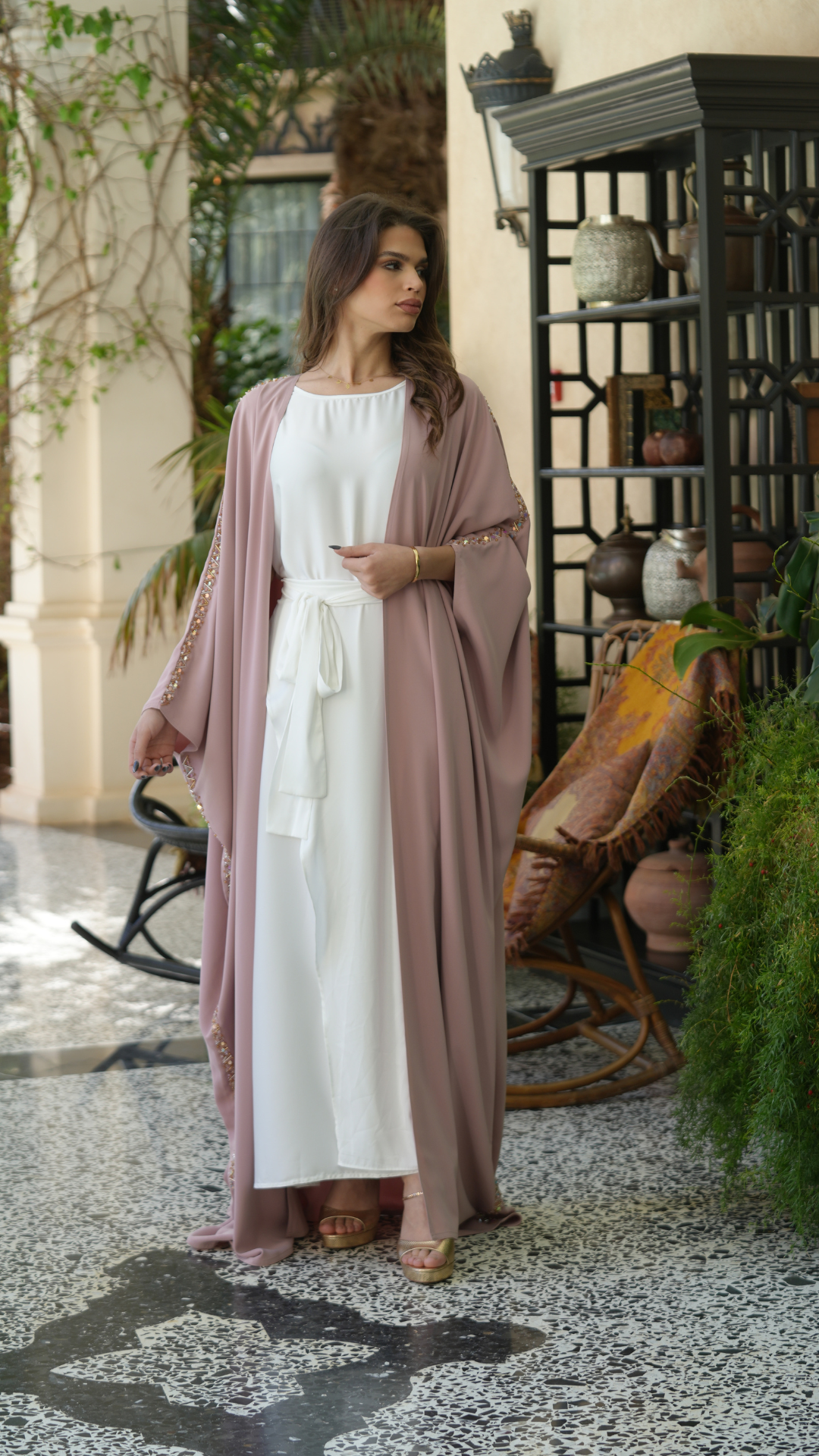 L’Abaya : Entre Tradition et Élégance Intemporelle